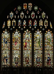 Ventana representando vidrio de Somerset c.1450 en la ventana este con diez finas figuras de santos