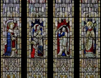 Ventana Ew que representa a San Ethelbert, Santa Ana y la Virgen, Joaquín, San Tomás de Hereford