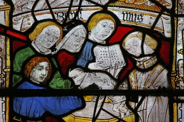 Ventana que representa los Siete Sacramentos: Bautismo