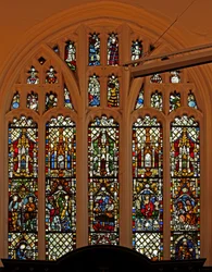 Ventana Ew que representa la ventana este con algunos paneles del siglo XIV de la iglesia anterior