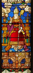 Ventana N2 que representa a San Nicolás: una figura transformada de Dios Padre originalmente en la cima de un Árbol de Jesé aún en St Georges Hanover Square