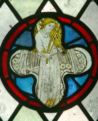 Ventana N4 que representa a un ángel músico con un rabel