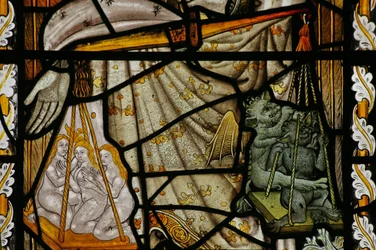Ventana Na que representa las balanzas de San Miguel con el diablo y las almas en las balanzas