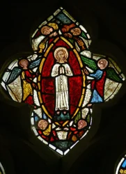 Ventana S1 que representa la Asunción de la Virgen María