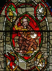 Ventana S representando a Cristo en Majestad rodeado de símbolos de los Evangelistas