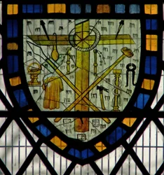 Ventana Ww que representa un escudo con los Instrumentos de la Pasión