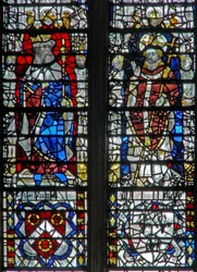 Ventana c17 que representa figuras y escudos abajo