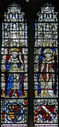 Ventana c17 que representa figuras y escudos abajo