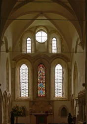 Ventana que representa una vista del extremo este del coro con la ventana del Árbol de Jesé