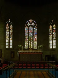 Ventana que representa una vista del extremo este de la iglesia
