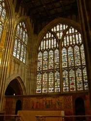 Ventana que representa una vista del lado norte de la iglesia en el extremo este