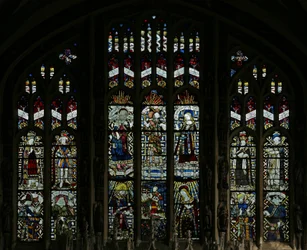 Ventana que representa la ventana este de la Capilla Beauchamp; fue vandalizada por los puritanos en 1643, pero ha sido muy hábilmente restaurada, con ciertas figuras reconstituidas a partir de fragmentos.