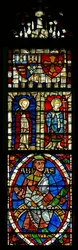 Ventana que representa dos santos y escudos heráldicos