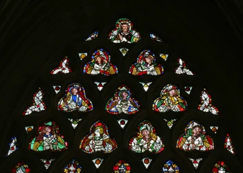 Ventana e-1 que representa a Cristo con ángeles llevando los Instrumentos de la Pasión