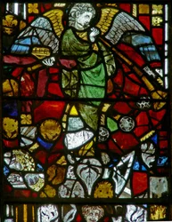Ventana n-3 que representa a un ángel del Juicio Final
