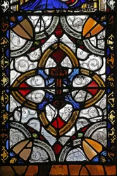 Ventana n4 que representa grisalla y emblema de San Pedro