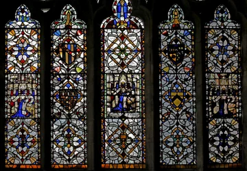 Ventana n4 que representa grisalla, emblema de San Pedro, figuras, escudos