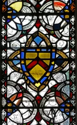 Ventana n4 que representa grisalla y escudo de armas