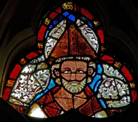 Ventana s-2 que representa a San Dunstan