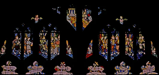 Ventana s1 que representa ángeles con instrumentos musicales