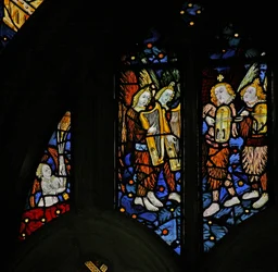 Ventana s1 que representa ángeles músicos con arpas y crwth (violín galés)