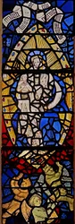 Ventana s2 que representa a la Mujer Vestida de Sol y con la luna bajo sus pies con el Niño en el Libro de Apocalipsis; con joyas de vidrio incrustado