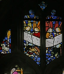 Ventana s2 que representa el coro angelical cantando; ángel incensando