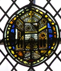 Ventana s4 que representa un escudo con detalle arquitectónico