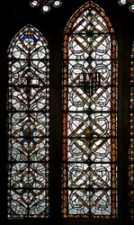 Ventana s5 que representa dos lancetas con grisalla geométrica