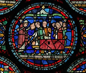 Ventana s6 que representa una escena de un milagro de Santo Tomás Becket: el funeral de Gilbert de Brun (?)