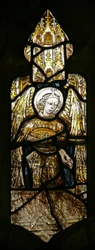 Ventana s7 que representa a un ángel - músico