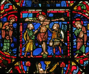 Ventana w0 que representa la Crucifixión con María y Juan y soldados con una lanza y la esponja de vinagre