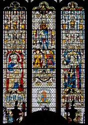 Ventana w12 que representa el Corpus Christi, Isaías y el Rey Edwin