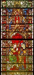 Ventana w42 que representa una escena de la vida de Santa Catalina: ella suplica al Emperador