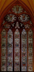 Ventana w57 que representa la ventana este de la Sala Capitular: Infancia de Cristo: Muerte de la Virgen