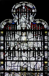 Ventana w6 que representa un dosel con figuras