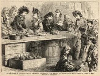 Jóvenes de la ciudad arruinada haciendo y distribuyendo sándwiches a niños hambrientos y desamparados