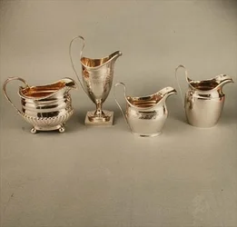 Colección de jarras de crema, todas del período de Jorge III (1760-1820)