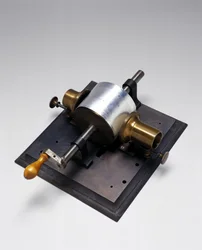 Réplica del primer fonógrafo, inventado por Thomas Alva Edison (1847-1931) en 1877
