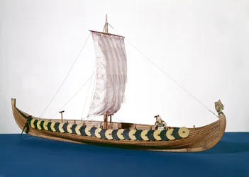 Modelo de un barco vikingo encontrado en Gokstad, Noruega en 1880