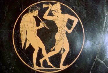 Pintura de un joven tocando la flauta y una mujer bailando, siglo VI a.C.