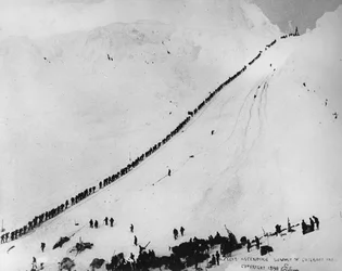 Empacadores ascendiendo la cima del paso Chilkoot, de 