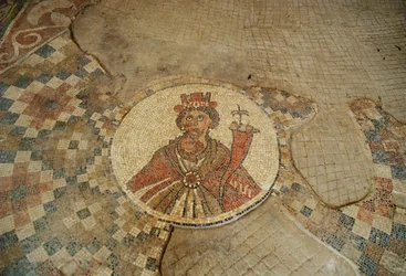 Mosaico de Tyche, diosa de la fortuna, en la exedra semicircular de la calle Paladio.