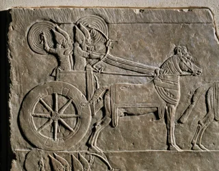 Carro de guerra asirio con auriga ...