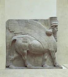 Toro con alas, cara humana y diadema ...