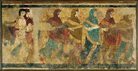 Ritos funerarios: un coro femenino baila y canta en el cortejo fúnebre