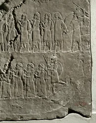 Campaña del rey Ashurbanipal contra Elam Los soldados conducen a los prisioneros por las orillas del río Tigris ...