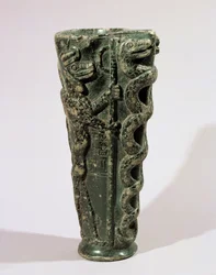 Vaso de libación del rey Gudea dedicado a Ningishzidda, con acólitos de este dios, serpientes entrelazadas y serpientes-dragón aladas ...