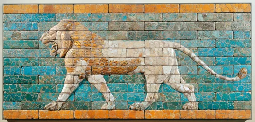 León mirando a la izquierda. Babilonia, Mesopotamia, periodo de Nabucodonosor II. Relieve en ladrillo de terracota vidriada ...