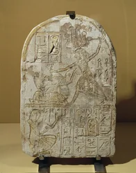 Faraón Ramsés II azotando prisioneros. Estela dedicada ...
